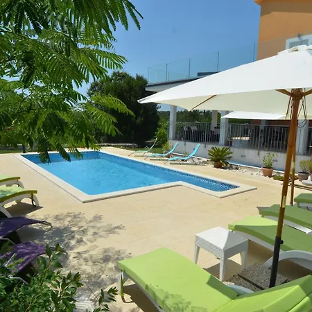 Exquisite Secluded With Pool Vila Kanfanar