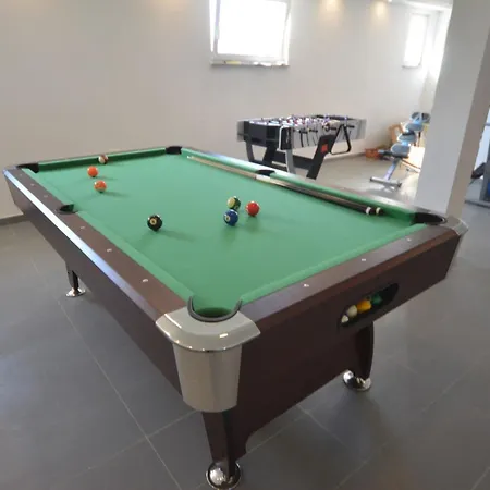 Exquisite Secluded With Pool 빌라 *
